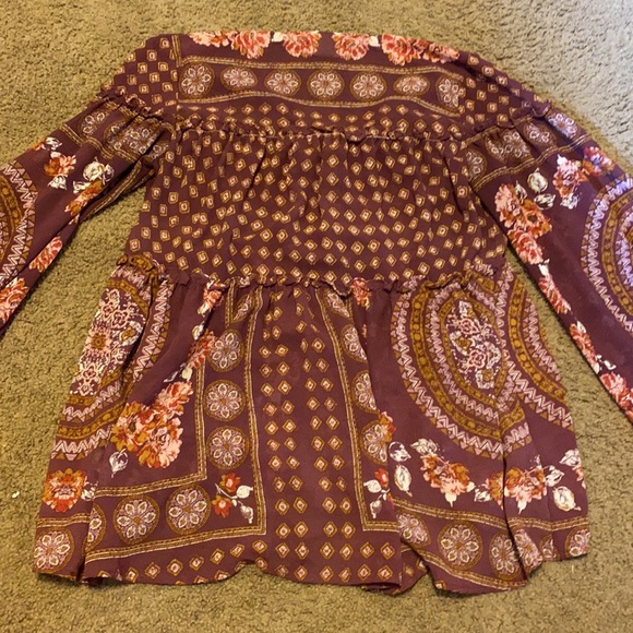 flowy patterned top - Picture 2 of 3